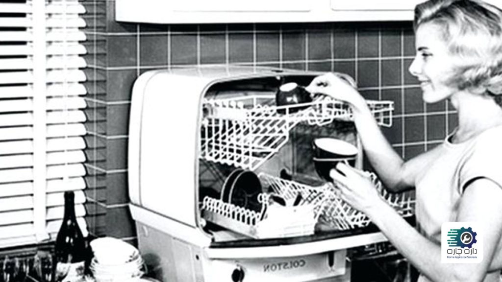 مخترع ماشین ظرفشویی در کنار اولین ماشین ظرفشویی اختراع شده در تاریخ