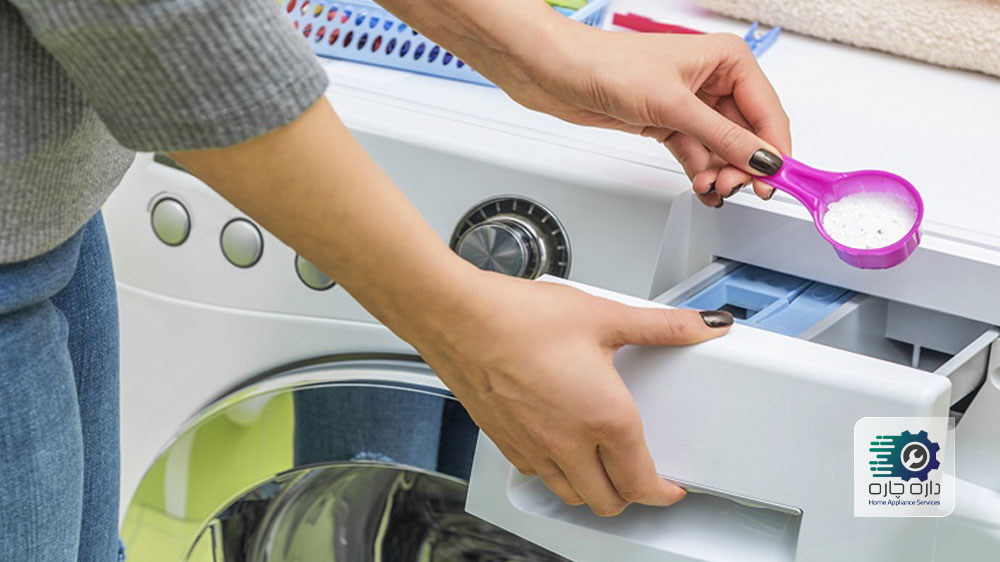 یک نفر در حال ریختن شوینده مناسب در ماشین لباسشویی
