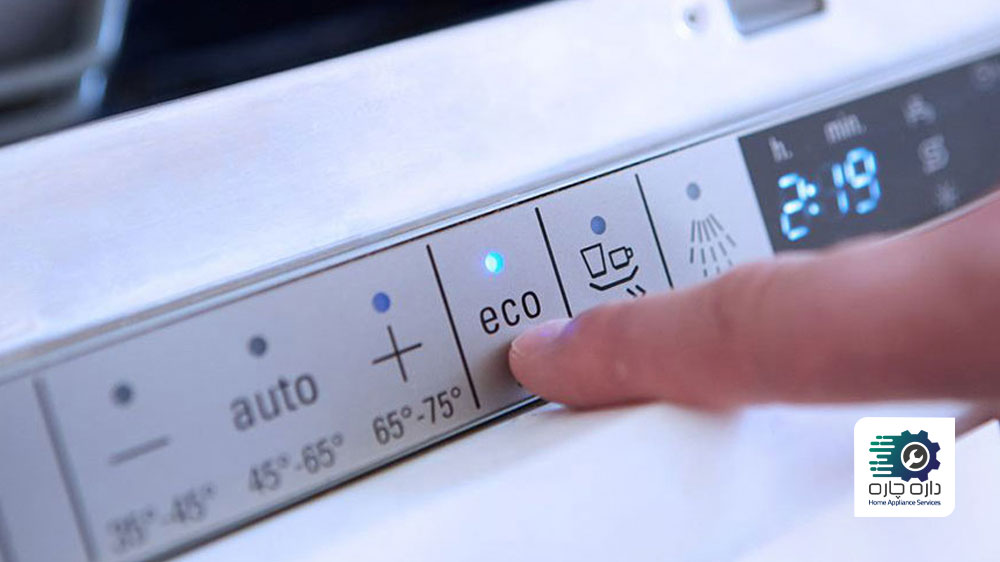 یک نفر در حال تنظیمات دمای مناسب آب ماشین ظرفشویی برای شستوشوی بهتر ظروف