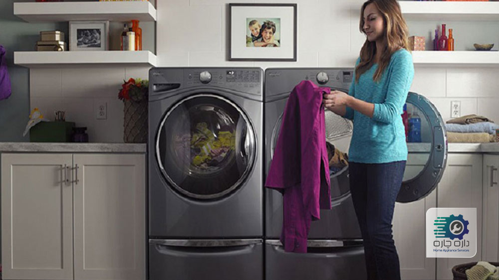 یک خانم در حال استفاده از ماشین لباسشویی و خشک کن مناسب