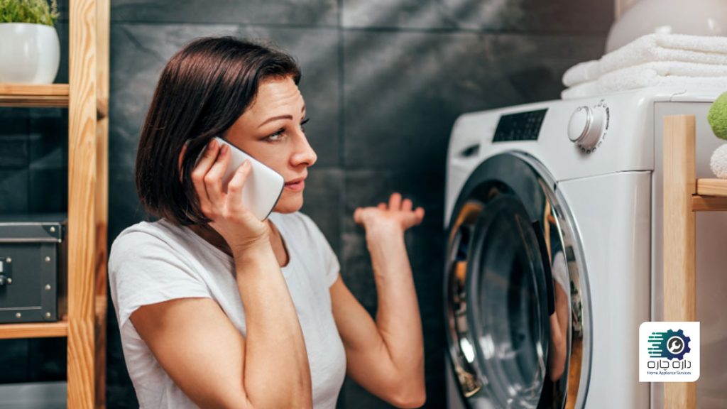 یک خانم که برای رفع مشکل خشک کن لباس با تعمیرکار تماس گرفته است