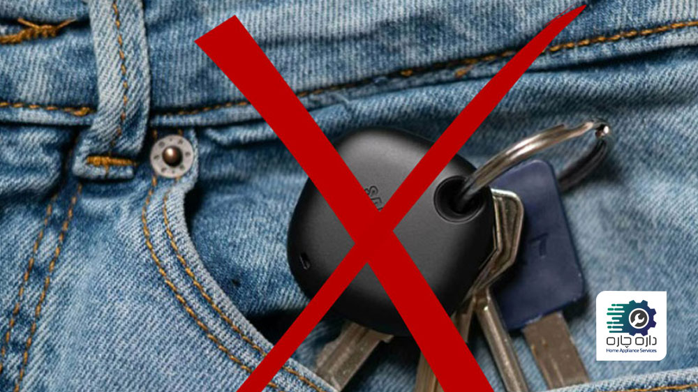 شلوار جین با کلید ماشین در جیب آن که روی آن علامت ضربدر کشیده شده است