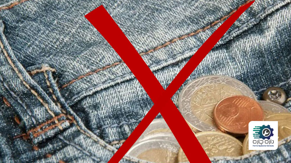 شلوار جین که در جیب آن سکه است و روی آن علامت ضربدر کشیده شده است