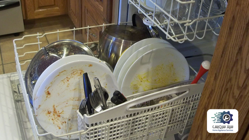 ظروف کثیف در ماشین ظرفشویی کنمور
