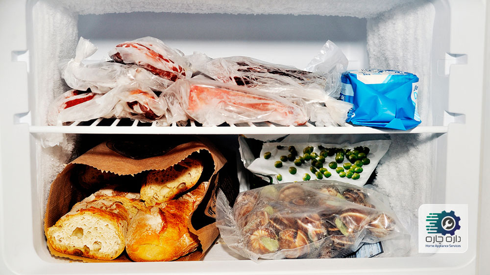 مواد غذایی یخ زده در اتاقک یخچال فریزر