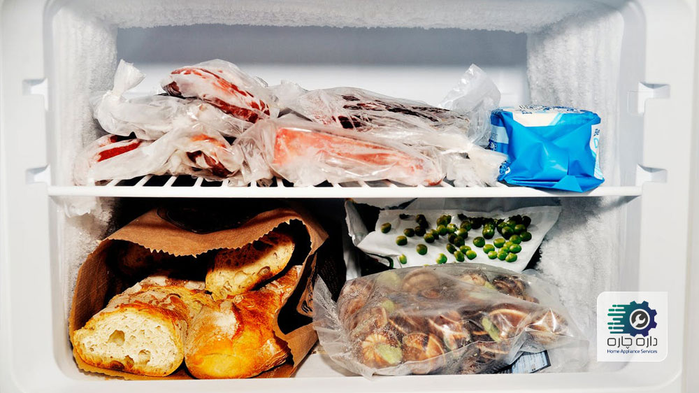 مواد غذایی یخ زده در محفظه ی یخچال فریزر