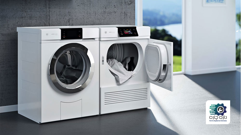 یک عدد ماشین لباسشویی مدرن به همراه خشک کن با درب باز در اتاق لباسشویی