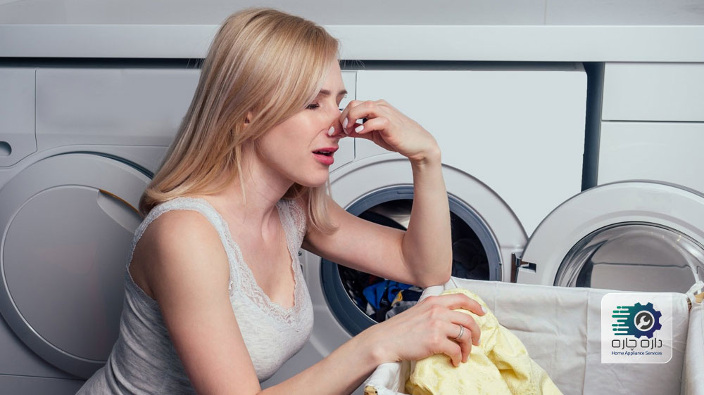 یک خانم که به خاطر بوی بد ماشین لباسشویی بوش دماغ خود را گرفته است
