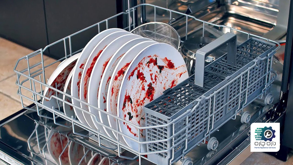 یک نفر در حال برداشتن ظروف کثیف از ماشین ظرفشویی مای تگ