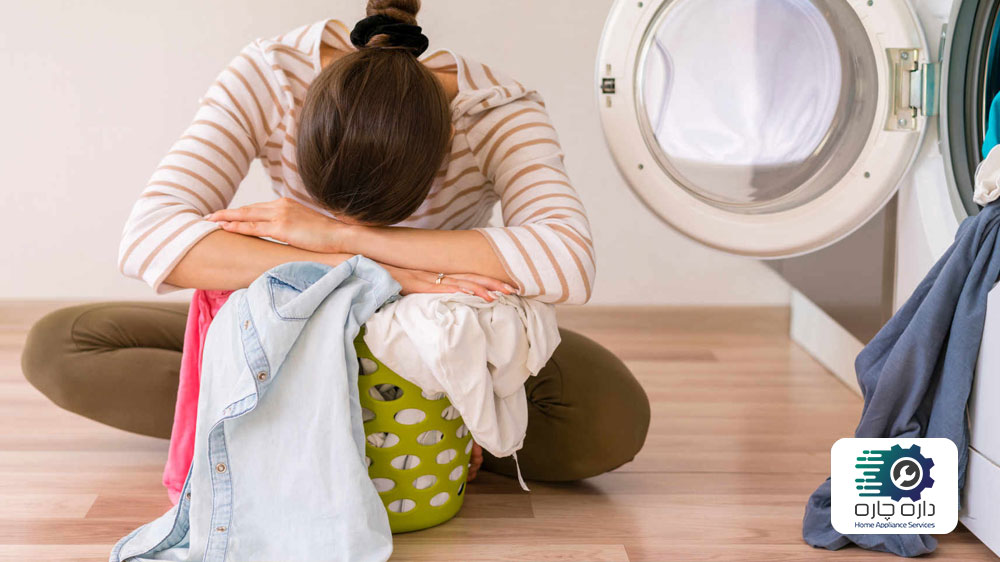 یک خانم که به خاطر خشک نشدن لباس ها در ماشین لباسشویی نف ناراحت است