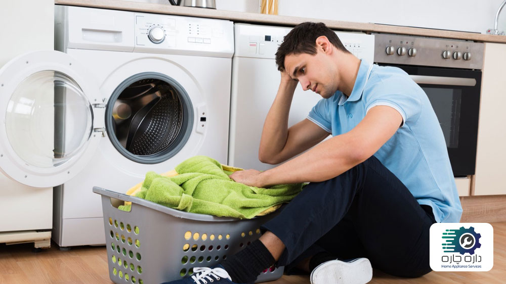 یک آقا که از تمیز نشدن لباس ها در ماشین لباسشویی زیمنس کلافه است