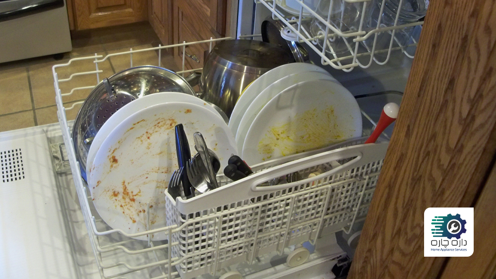 ظروف کثیف در ماشین ظرفشویی میله