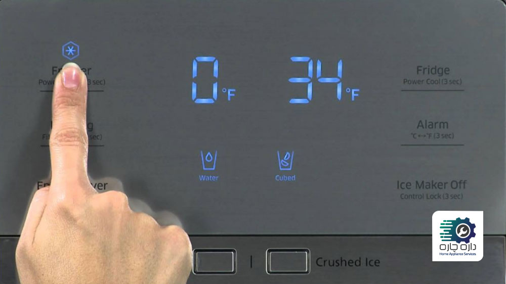 یک نفر در حال بررسی تنظیمات دمای یخچال فریزر ساب زیرو