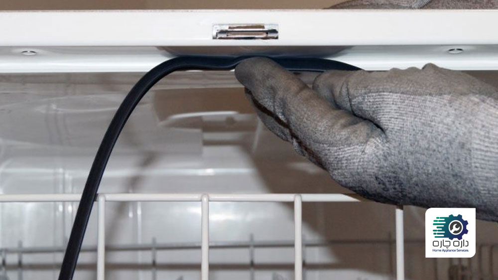 یک نفر در حال تمیز کردن لاستیک درب ماشین ظرفشویی