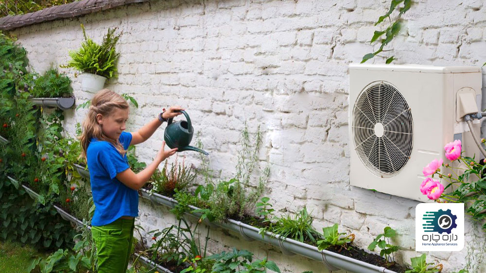 دختری در حال آب دادن گیاهان اطراف یونیت بیرونی کولر گازی
