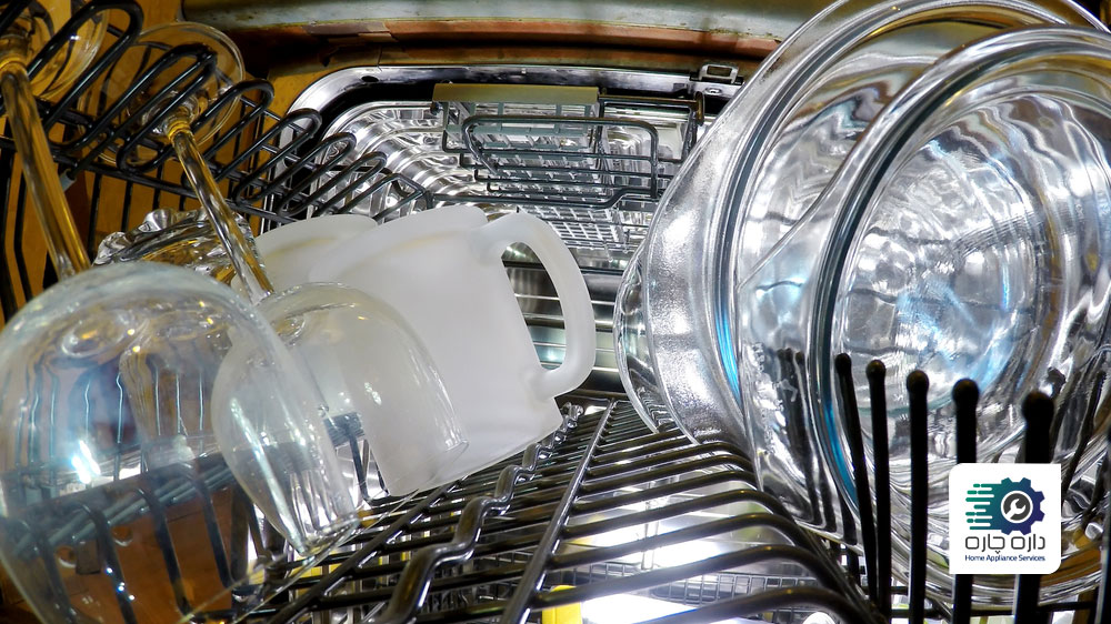 روی ظروف شیشه ای موجود در ماشین ظرفشویی لایه سفید تشکیل شده است