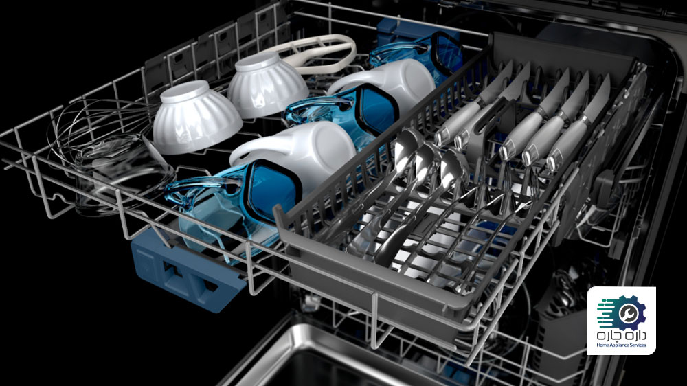 طبقه ی سوم ماشین ظرفشویی که فنجان ها و کارد و چنگال در آن قرار داده شده است