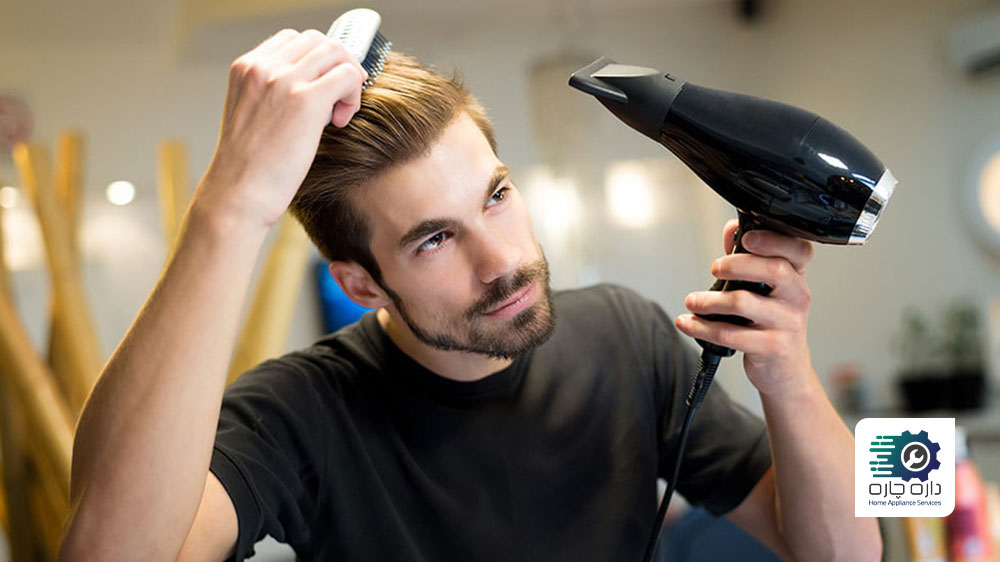 مردی در حال خشک کردن موهای خود با سشوار