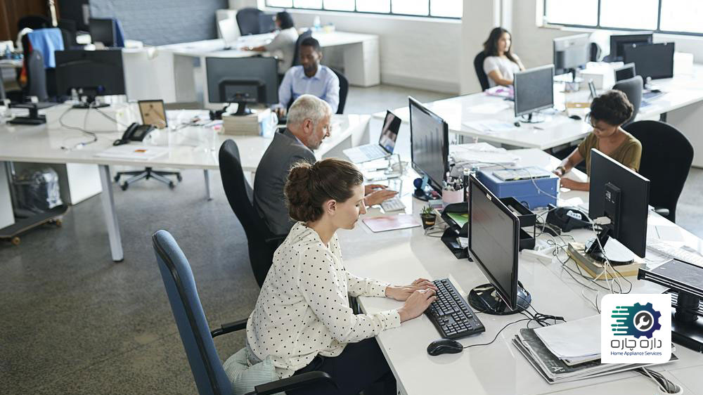 کارمندان شرکت در حال کار با وسایل برقی دفتر کار می باشند.