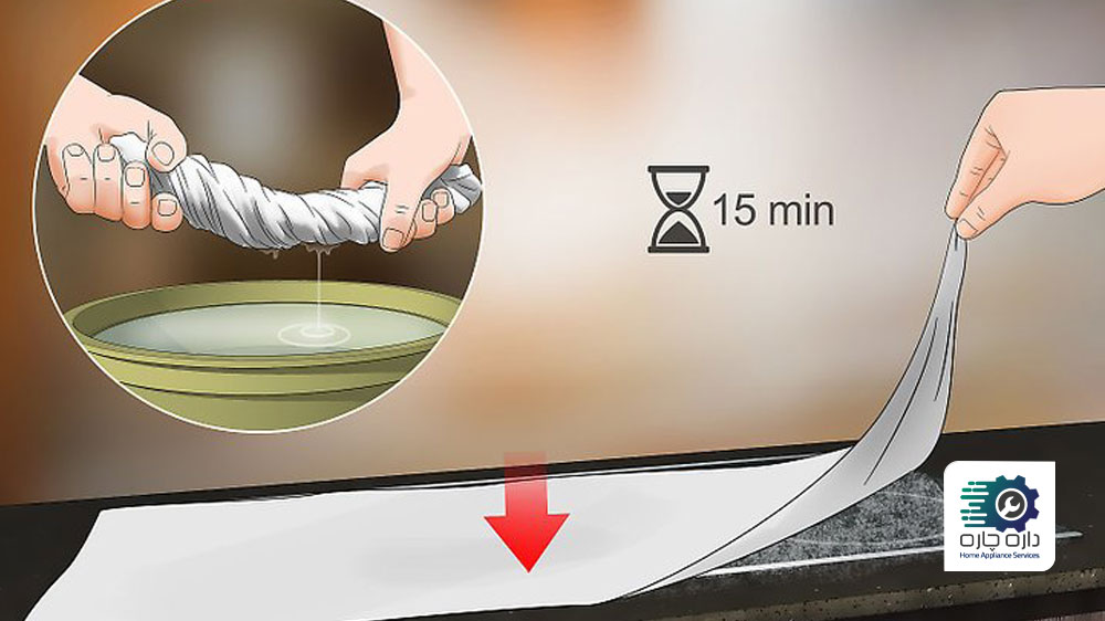 یک نفر در حال کشیدن دستمال خارج شده از آب داغ بر روی سطح شیشه ای اجاق گاز و منتظر ماندن تا 15 دقیقه