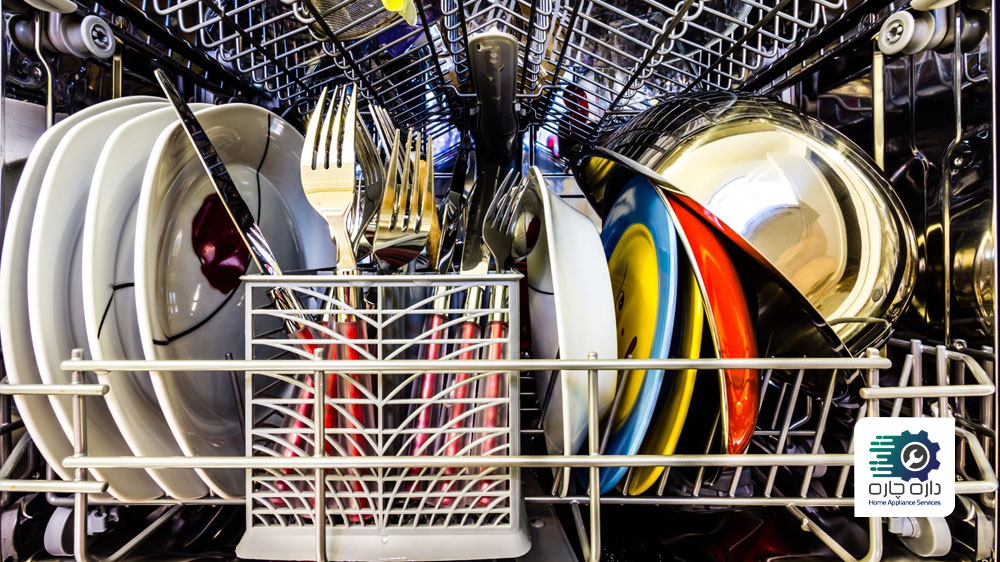ظروف نزدیک به هم چیده شده در ماشین ظرفشویی