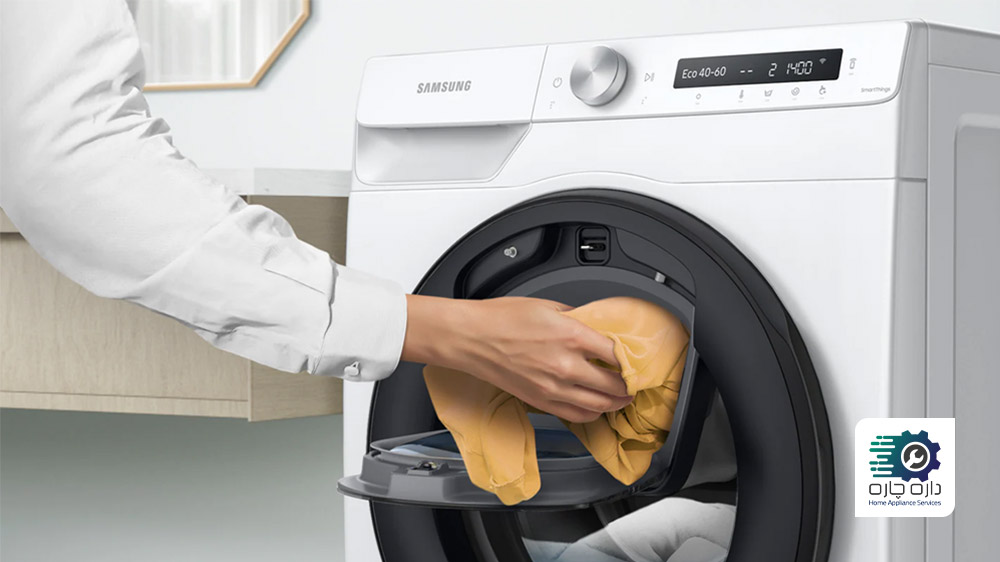 شخصی در حال اضافه کردن لباس به ماشین لباسشویی ساموسنگ درب از جلو با استفاده از تکنولوژی Add Wash در حالی که دستگاه در حال کار کردن است