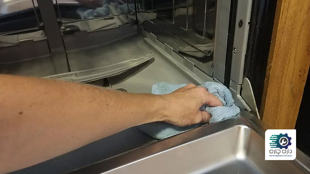 شخصی در حال تمیز کردن نوار دور درب ماشین ظرفشویی بوش به وسیله یک دستمال