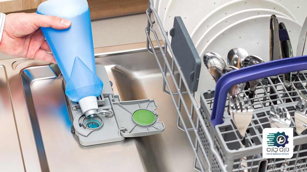 شخصی در حال ریختن مایع کمک آبکشی یا براق کننده در محفظه جلا دهنده ماشین ظرفشویی بوش است