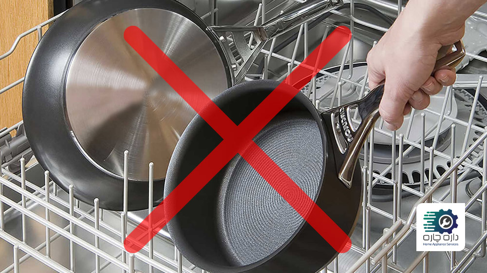 روی شخصی که در حال گذاشتن قابلمه نچسب در ماشین ظرفشویی است ضربدر کشیده شده