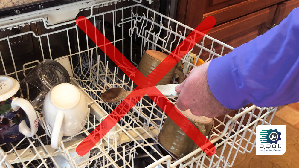 روی شخصی که در حال گذاشتن ظروف چوبی در ماشین ظرفشویی است ضربدر کشیده شده