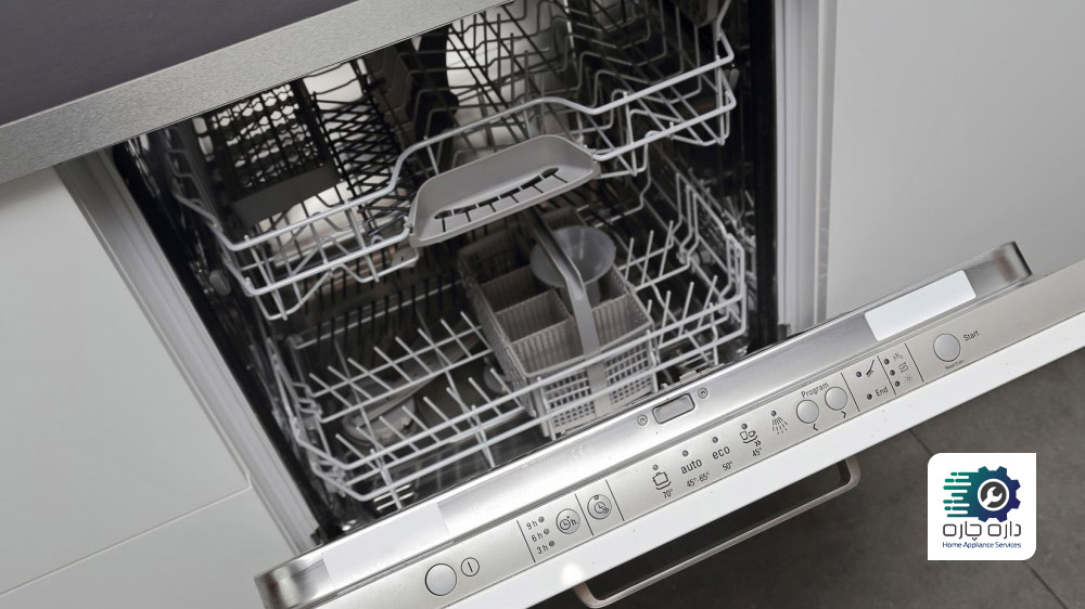 ماشین ظرفشویی که ظروف آن از دستگاه خالی شده است