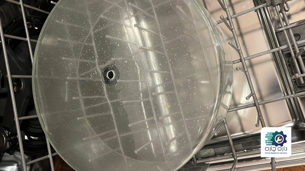 حباب شیشه ای دور لامپ در لوستر در قفسه ماشین ظرفشویی بکو چیده شده