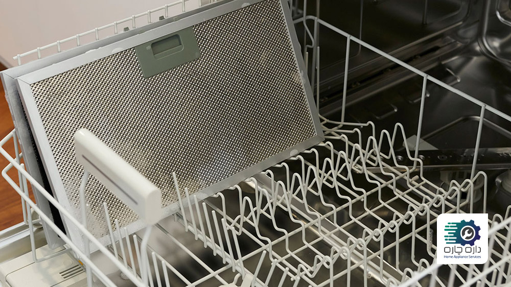 فیلتر چربی هود در قفسه ماشین ظرفشویی بکو چیده شده