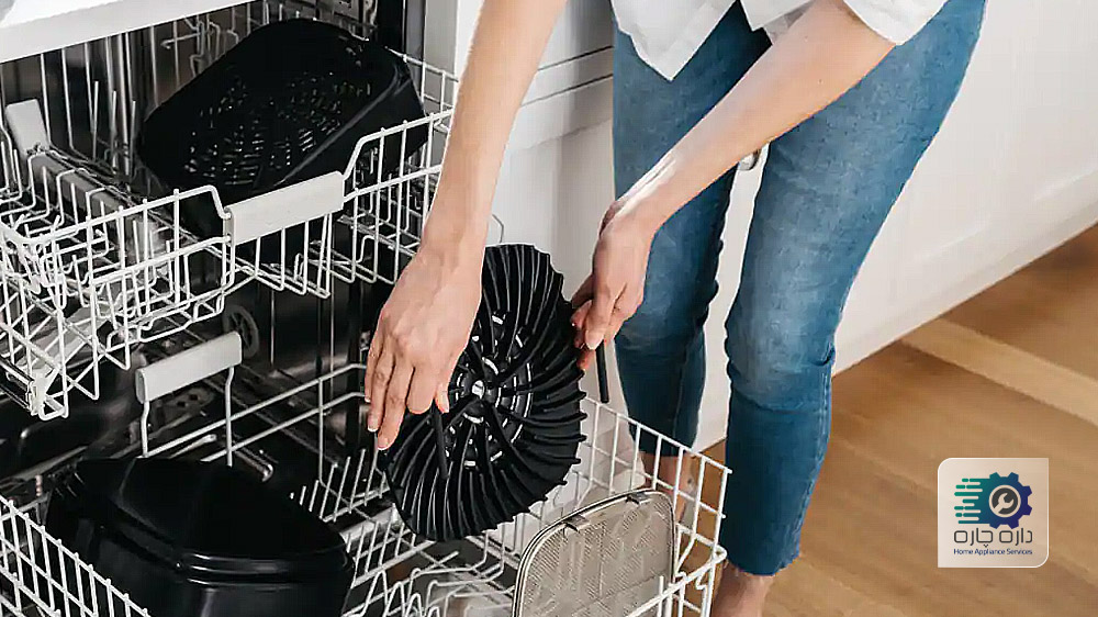خانمی در حال قرار دادن درپوش فن در ماشین ظرفشویی بکو