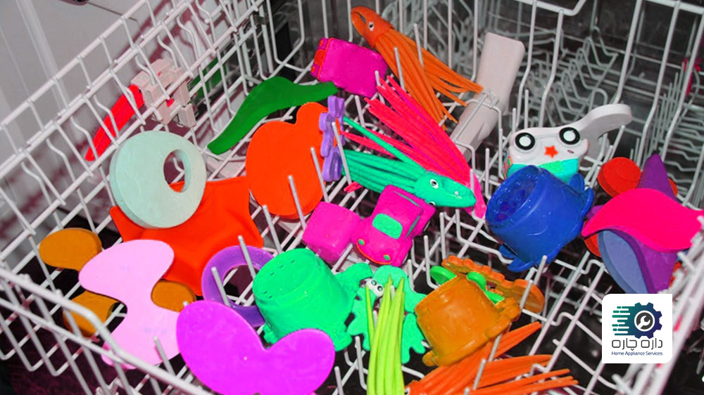 در قفسه ماشین ظرفشویی اسباب بازی های پلاستیکی چیده شده است.