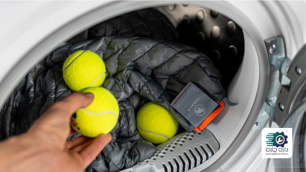 شخصی در حال انداختن چند توپ تنیس در ماشین لباسشویی