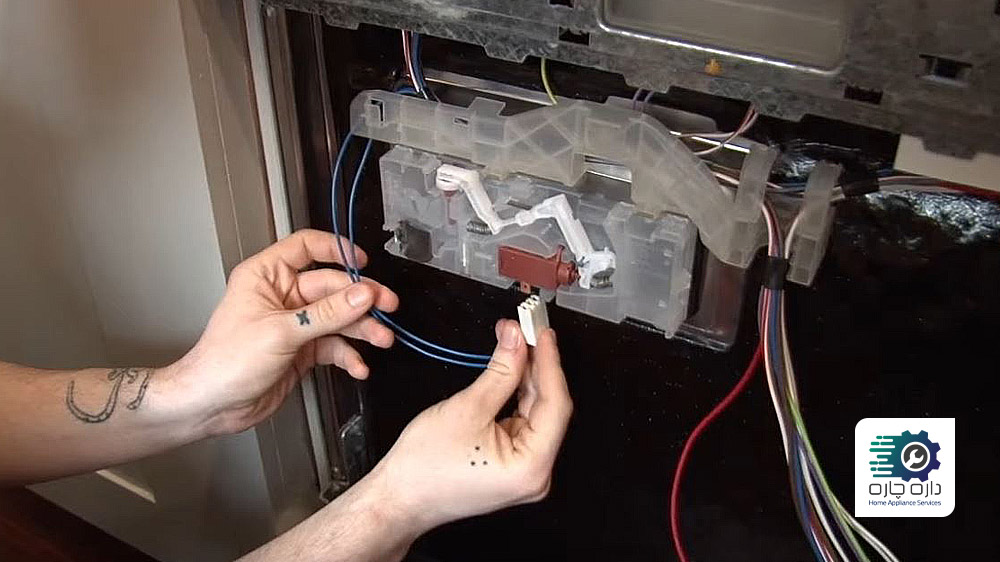شخصی در حال وصل کردن بلوک اتصال به محفظه شوینده جدید در ماشین ظرفشویی زیمنس