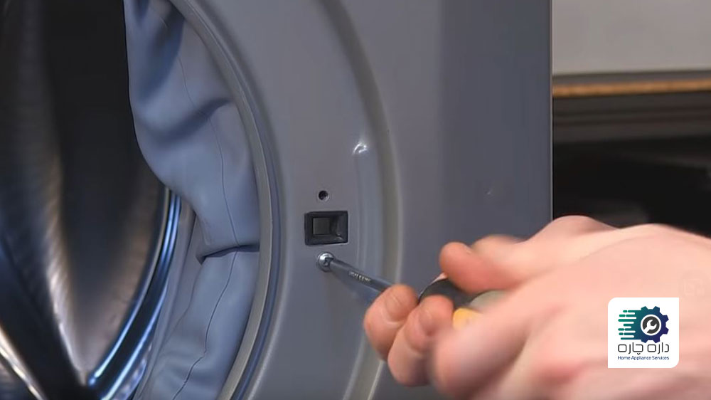 شخصی در حال باز کردن پیچ های قفل درب ماشین لباسشویی بکو