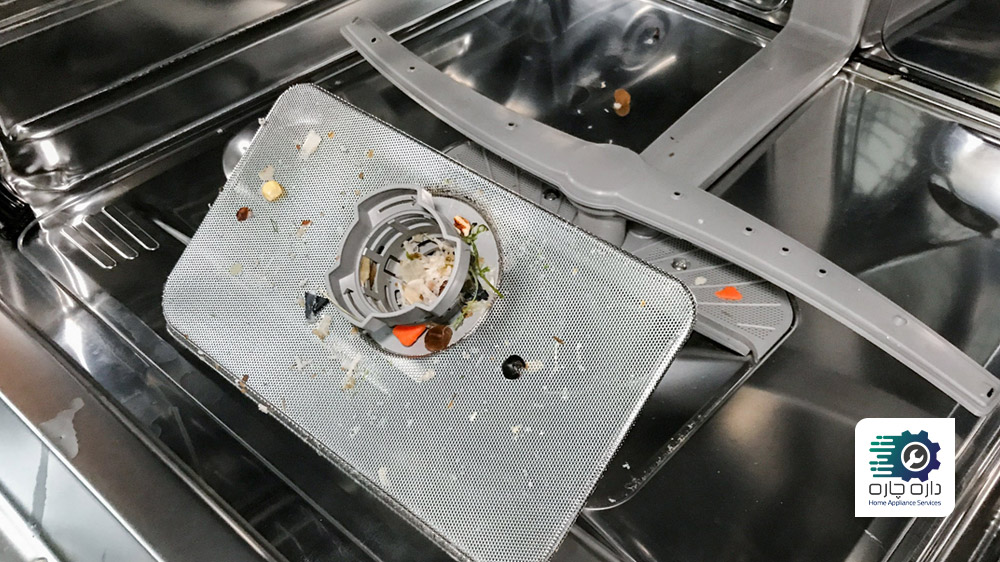 فیلتر ماشین ظرفشویی آریستون کثیف و با تکه های مواد غذایی گرفته است