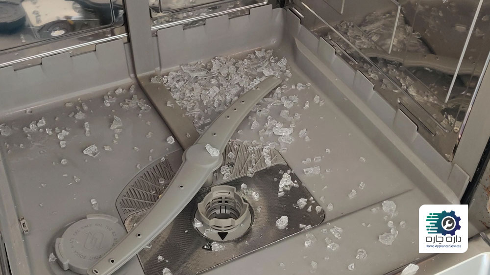 خرده های شیشه کف ماشین ظرفشویی جنرال الکتریک ریخته است