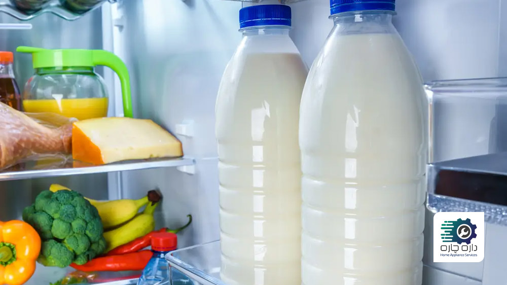 دو بطری شیر در محفظه مخصوص یخچال فریزر ایندزیت قرار دارند
