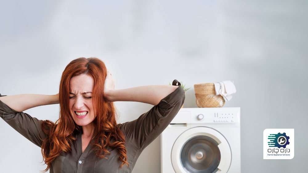 خانمی به دلیل صدای ماشین لباسشویی ایندزیت گوش هایش را گرفته