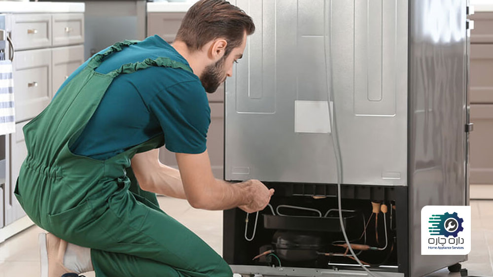 تعمیرکار یخچال فریزر در حال تعمیر دستگاه