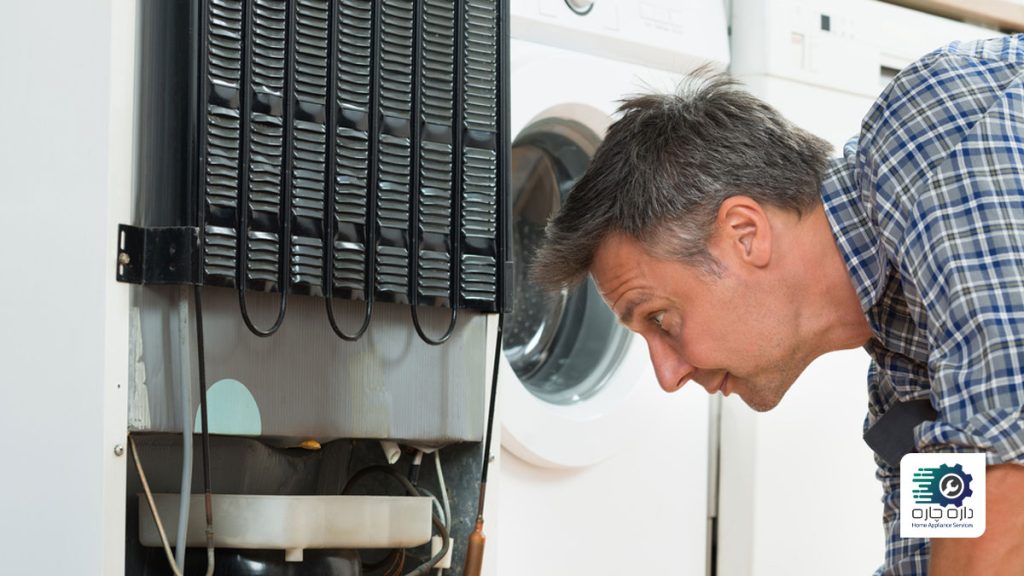 یک نفر در حال عیب یابی یخچال فریزر