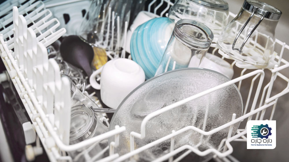 ظروف شیشه ای مات شده درون قفسه ی ماشین ظرفشویی
