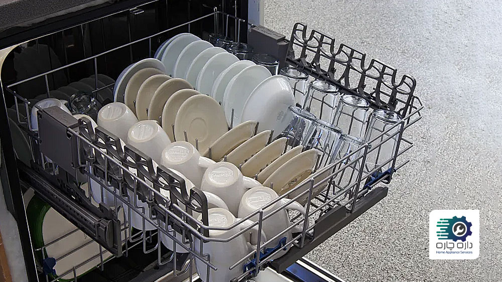 کاسه های کوچک و نعلبکی ها در قفسه بالایی ماشین ظرفشویی قرار گرفته اند