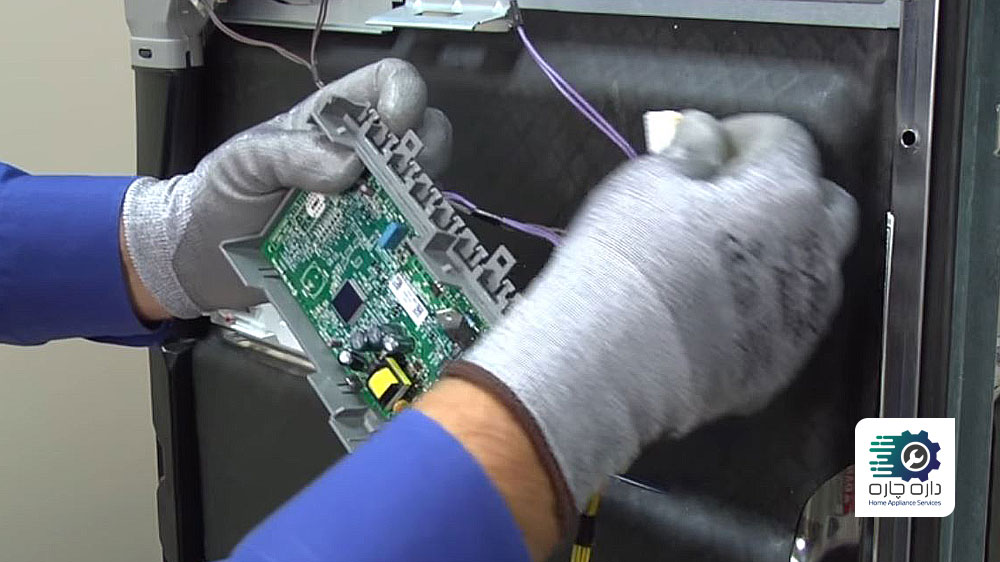 یک نفر در حال جدا کردن اتصالات برد الکترونیکی ماشین ظرفشویی الکترولوکس