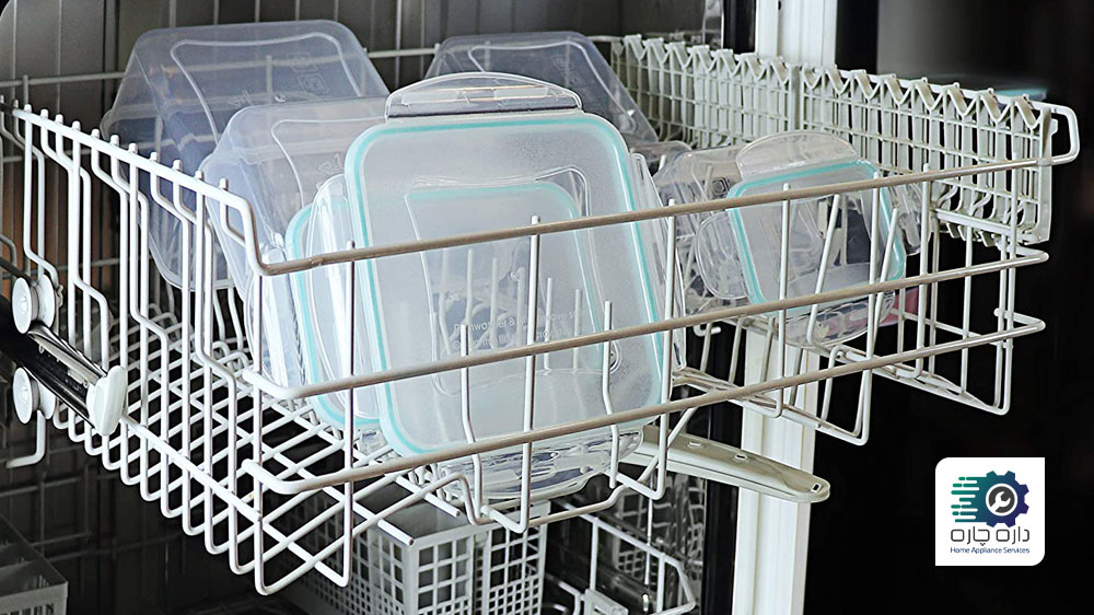 ظروف پلاستیکی در قفسه بالایی ماشین ظرفشویی چیده شده اند