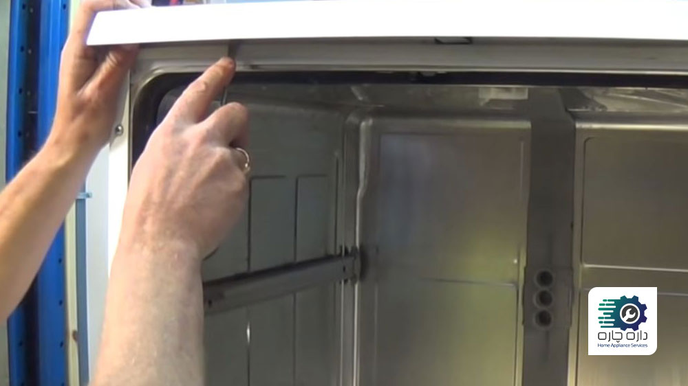 شخصی در حال جدا کردن پانل بالایی ماشین ظرفشویی بوش