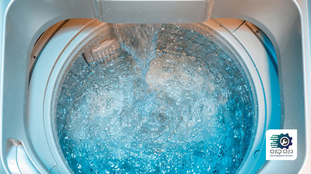 آب در حال پر شدن در درام ماشین لباسشویی الکترولوکس است.